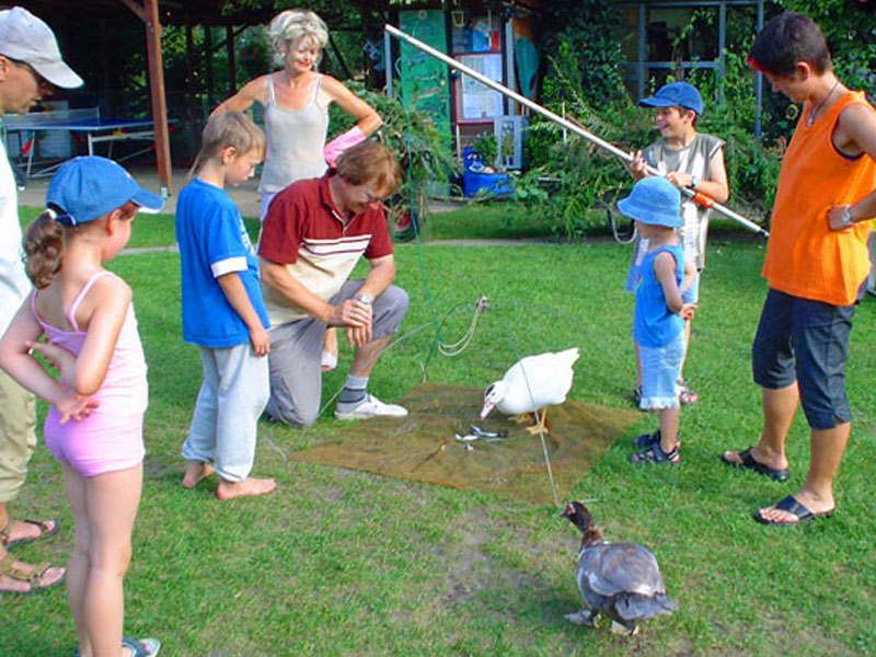 Foto Gruppe Kinder beim 'Entenangeln'